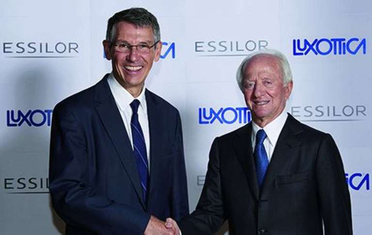 Hubert Sagnières, Pdg d’Essilor(à gauche) deviendra vice-président exécutif du groupe qui sera présidé par LeonardoDel Vecchio (à droite).